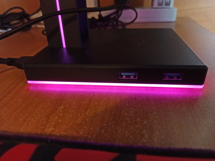 不只當耳機架,還是一張音效卡?!ROG Throne QI輕開箱