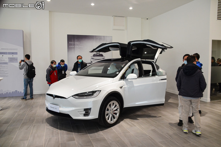 Tesla Center高雄服務體驗中心正式開幕,同時限量開放Model 3 白色內裝現貨車