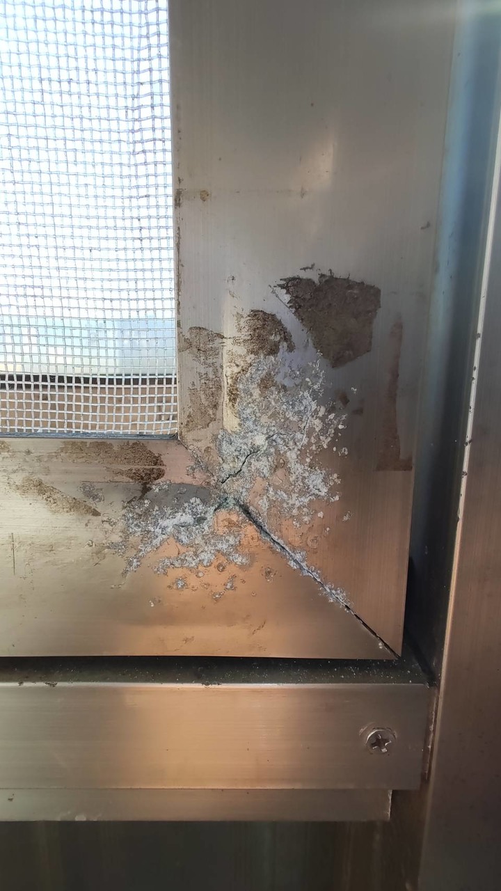 請問這種紗窗要怎麼拆下來?