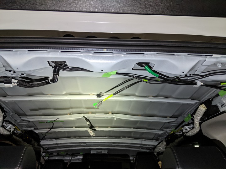 2019-2020 RAV4 沒車頂架，就沒洞。自己加強車頂減噪，天線防水。