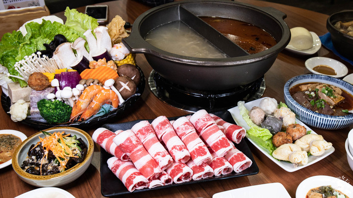 大紅燈籠 東北酸菜白肉鍋-鴛鴦麻辣鍋/個人獨享單鍋~ 水餃 捲餅 醬肘子 好吃
