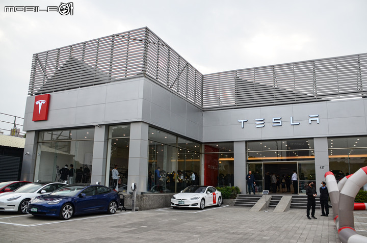 Tesla Center高雄服務體驗中心正式開幕,同時限量開放Model 3 白色內裝現貨車