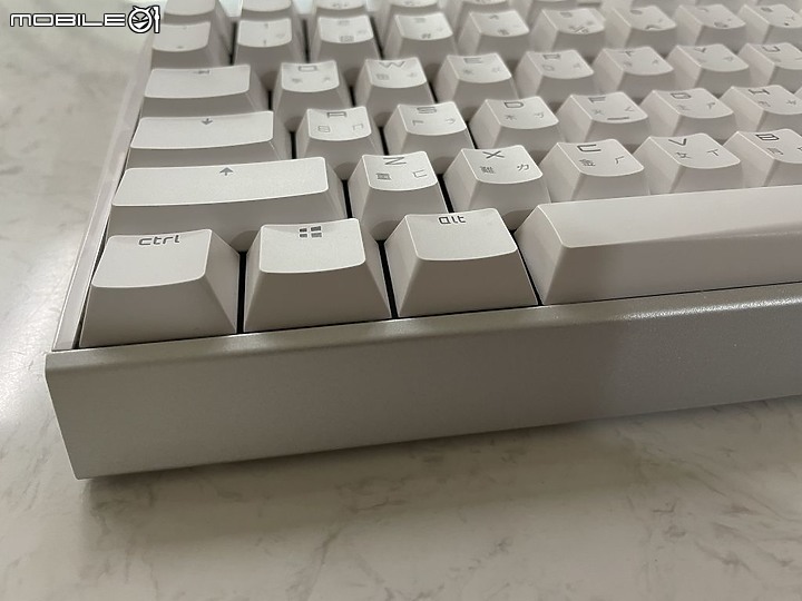 點我看大圖 德國工藝雪白信仰 Cherry MX Board 3.0S RGB 開箱