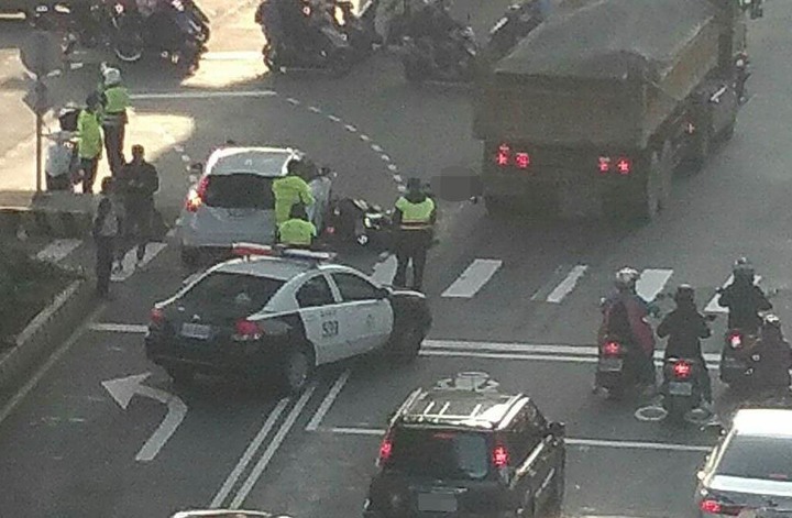 21歲淡水女騎士與車擦撞倒地 遭砂石車輾過爆頭慘死