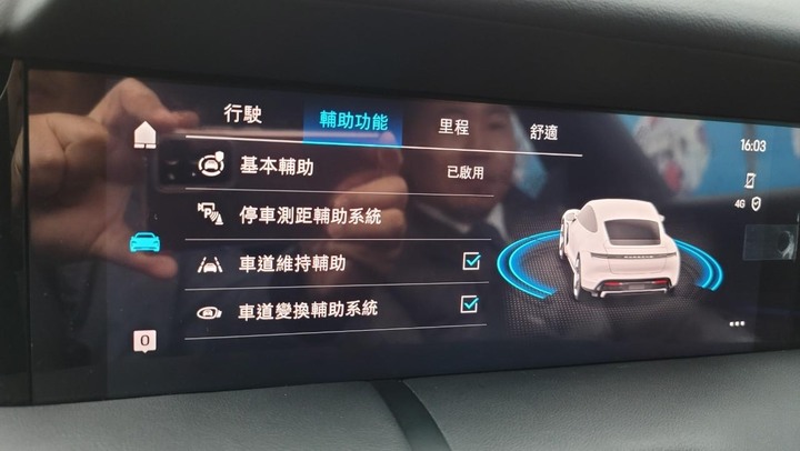 給足駕駛信心的Taycan 4S展間試駕