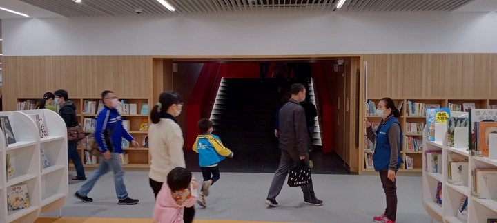 2020 年式 佛得 嚳卡 ST 賴, 帶孤家偕娘娘去總圖書管