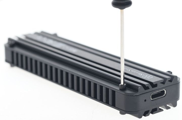 採用新款晶片的SilverStone MS12 USB3.2 Gen2x2 NVMe外接盒簡測