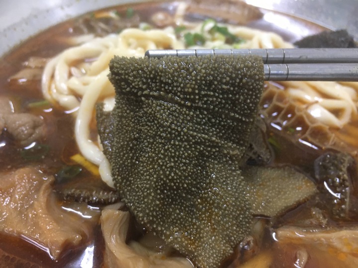 [食記] 郭記牛肉麵店，台灣台北，平價美味牛雜麵及紅油炒手！