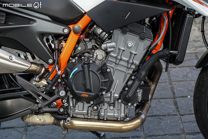 KTM 890 Duke R 公路與賽道試駕報告｜久違的血脈噴張二輪猛獸