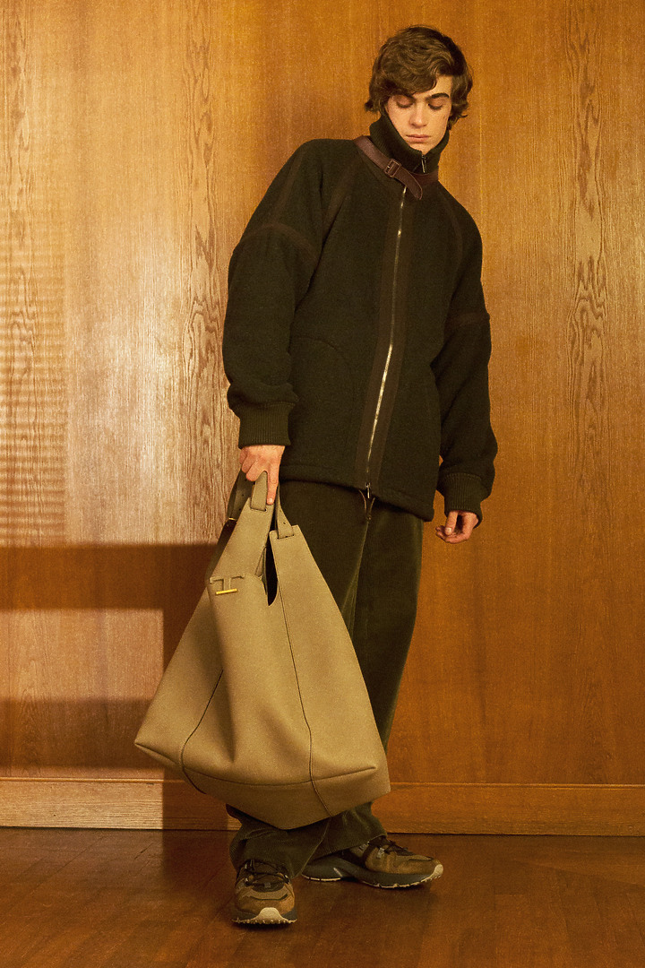 點我看大圖 米蘭男裝周/TOD’S「微電影」秀新品MOSCHINO西裝油畫每件都驚艷