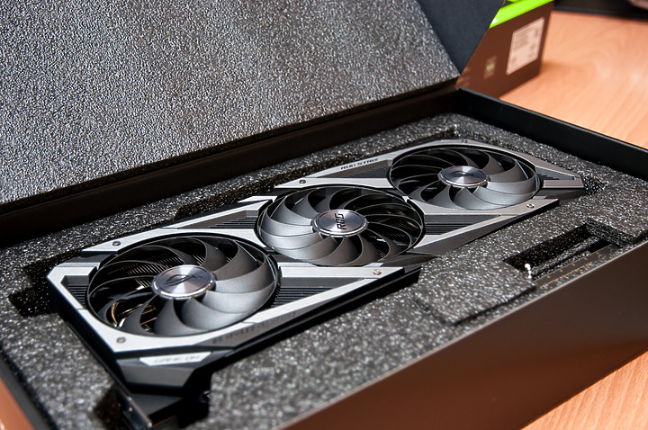 點我看大圖 「ASUS ROG Strix RTX3080 開箱兼前代比較評測」 - 有點認真開箱文。