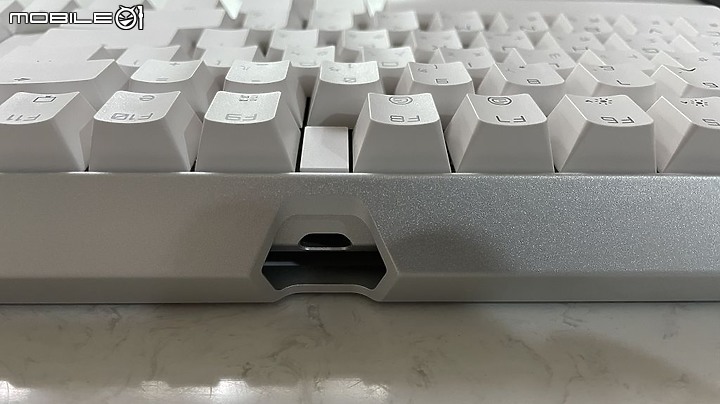 點我看大圖 德國工藝雪白信仰 Cherry MX Board 3.0S RGB 開箱