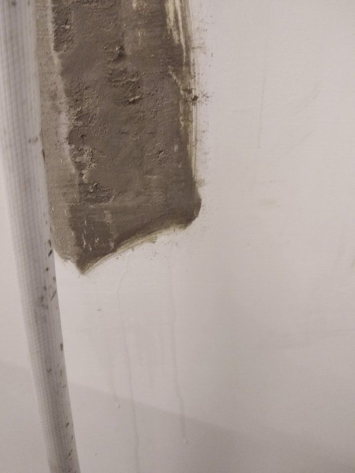 水管破裂更換後，水泥補牆，出現水珠
