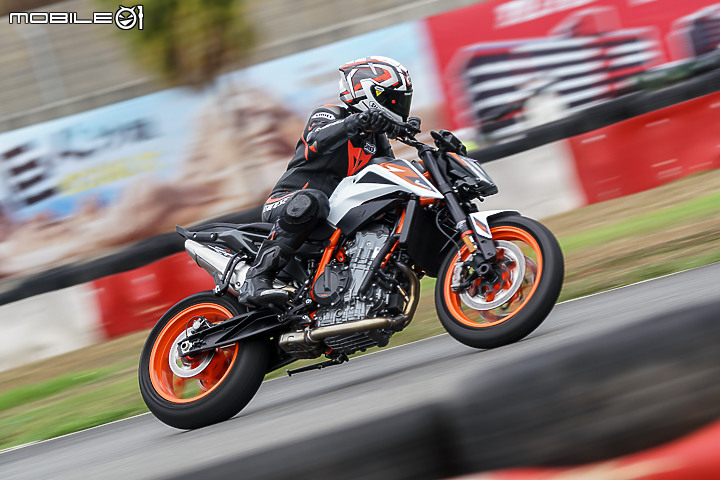 KTM 890 Duke R 公路與賽道試駕報告｜久違的血脈噴張二輪猛獸