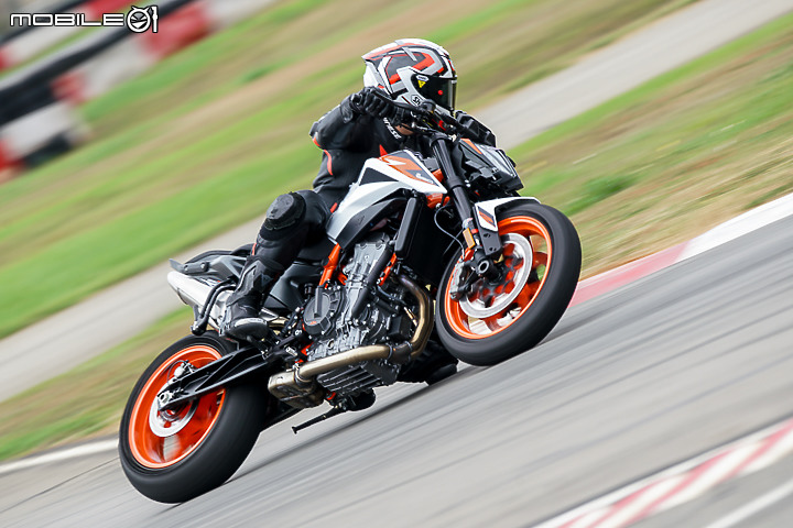 KTM 890 Duke R 公路與賽道試駕報告｜久違的血脈噴張二輪猛獸