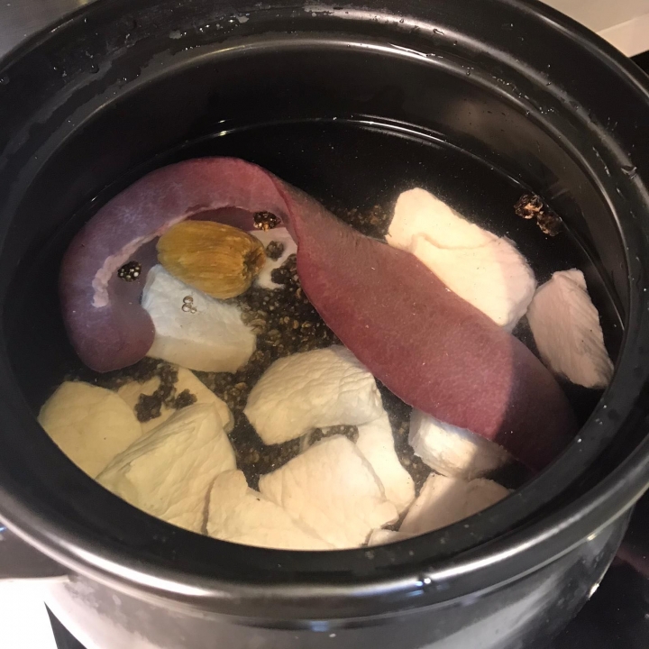 熱氣了吧？貓爪草煲豬橫脷！