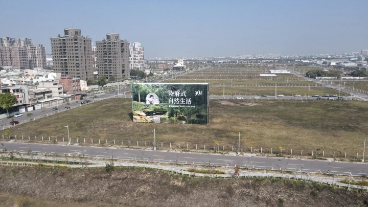 陸府建設東14期新大樓案 龍寶仁美臻邸附近 公園第一排 Mobile01