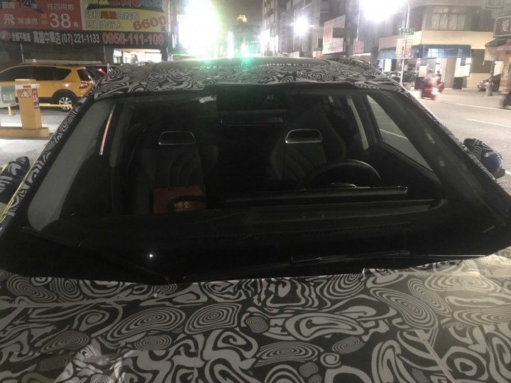 在路邊看到試車牌包的跟肉粽一樣