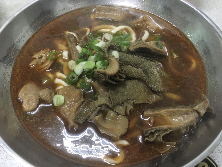 [食記] 郭記牛肉麵店，台灣台北，平價美味牛雜麵及紅油炒手！