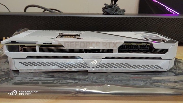 點我看大圖 ROG RTX3080 WE 全白ROG信仰電腦的焦慮等待及規格分享-上集(簡單開箱)