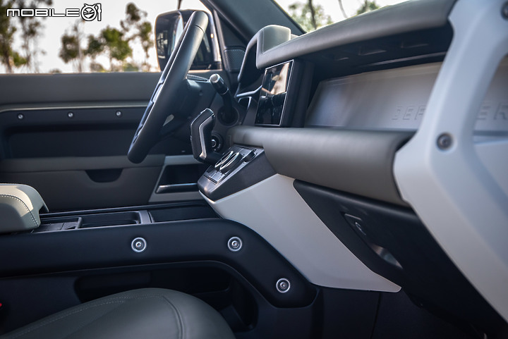 Land Rover New Defender P300 HSE試駕|冒險精神再續,性格依舊強悍的越野硬漢!