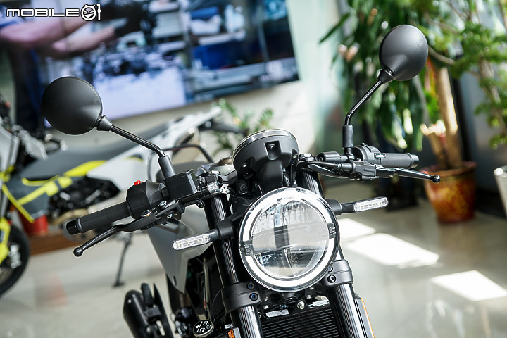 【採訪】Husqvarna 安東貿易正式代理!Svartpilen 401 & Vitpilen 401 新價上市!701 Supermoto 同步登場!