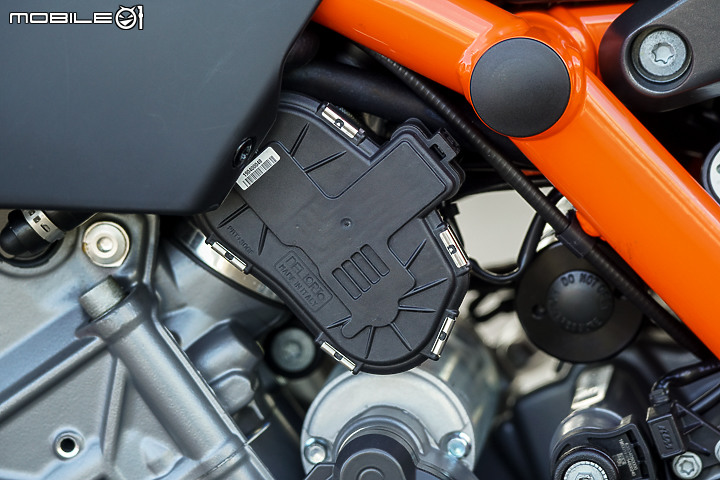 KTM 890 Duke R 公路與賽道試駕報告｜久違的血脈噴張二輪猛獸