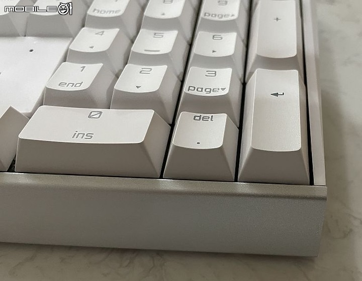 點我看大圖 德國工藝雪白信仰 Cherry MX Board 3.0S RGB 開箱