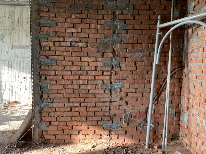 建商磚牆門做錯位置補救，請教這樣補強可以嗎？