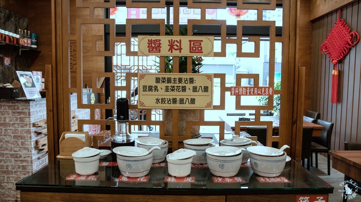 大紅燈籠 東北酸菜白肉鍋-鴛鴦麻辣鍋/個人獨享單鍋~ 水餃 捲餅 醬肘子 好吃
