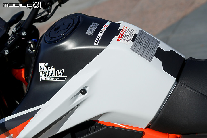 KTM 890 Duke R 公路與賽道試駕報告｜久違的血脈噴張二輪猛獸