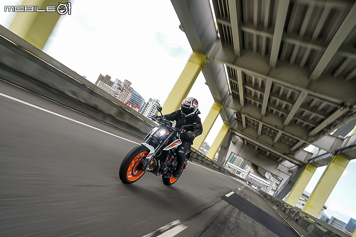 KTM 890 Duke R 公路與賽道試駕報告｜久違的血脈噴張二輪猛獸