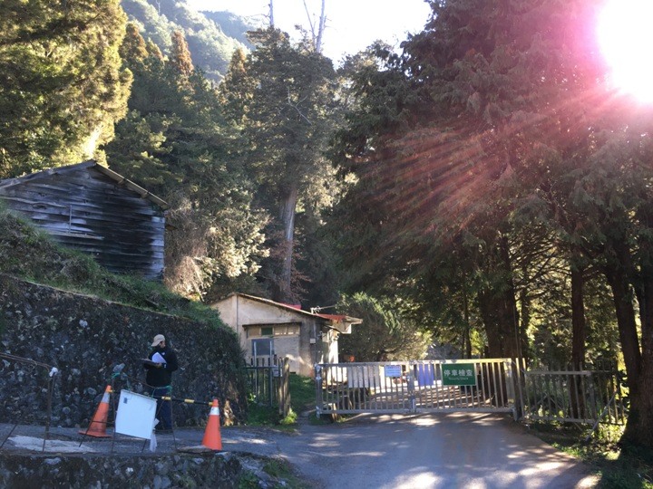 「坐車比爬山還累的百岳」-郡大山
