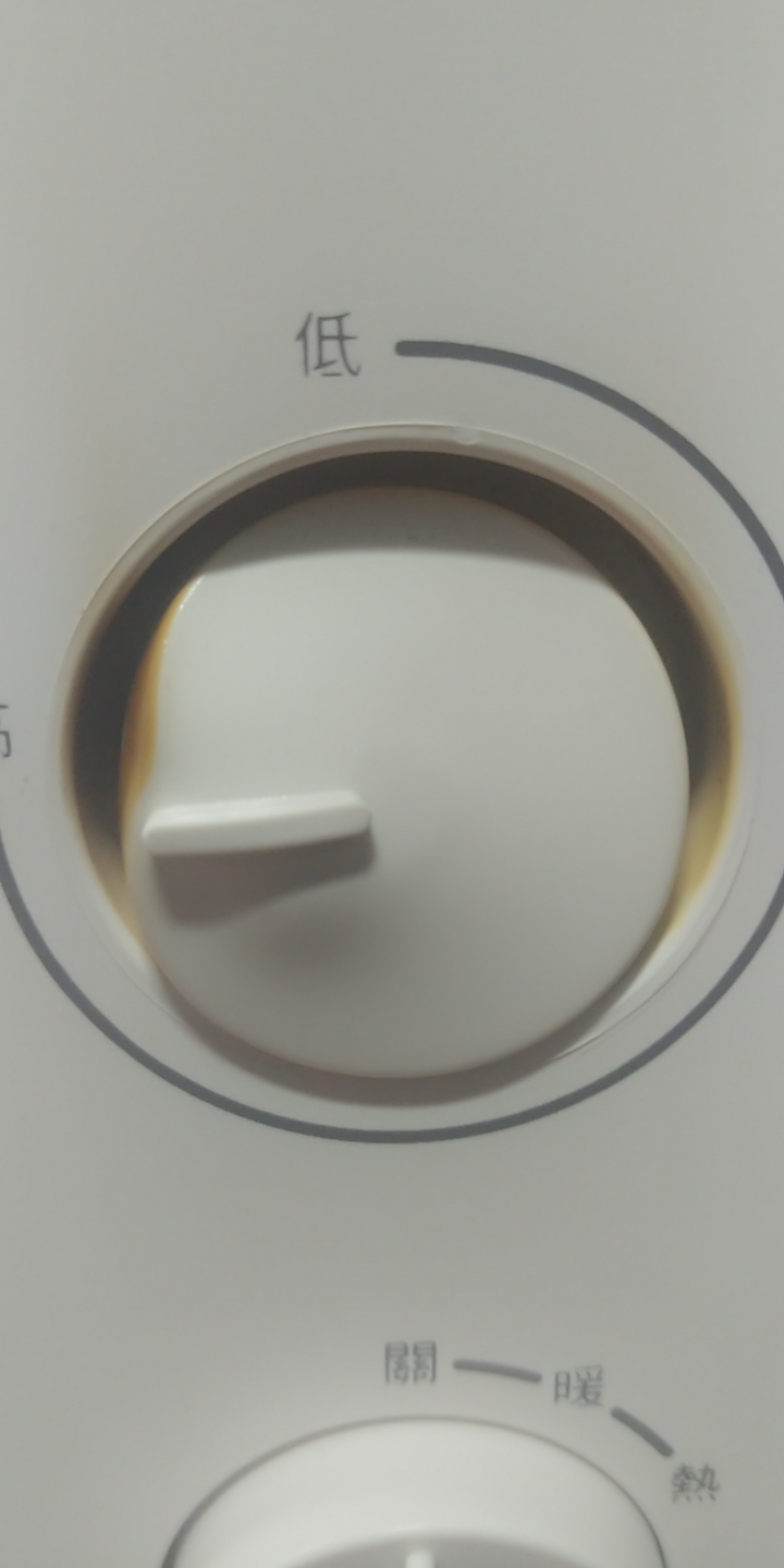 嘉儀電暖器發生閃燃現象,溫度調節旋鈕燒融。