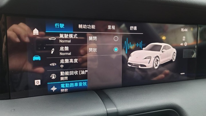給足駕駛信心的Taycan 4S展間試駕