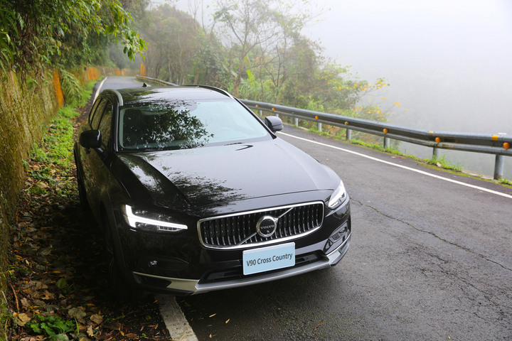 與陽光同行，看見VOLVO V90CC最美的另一面