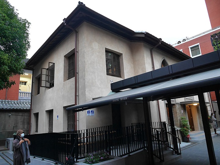 臺北市 中正區 台灣基督教長老教會濟南教會 — 尖頂、鐘樓、尖拱窗,「偽出國」之體驗歐洲教堂風采