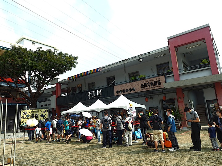 臺南市 東區 臺南文化創意產業園區|原臺灣總督府專賣局臺南支局臺南出張所 — 火車站旁的小型古蹟,即將成絕響的看火車好去處