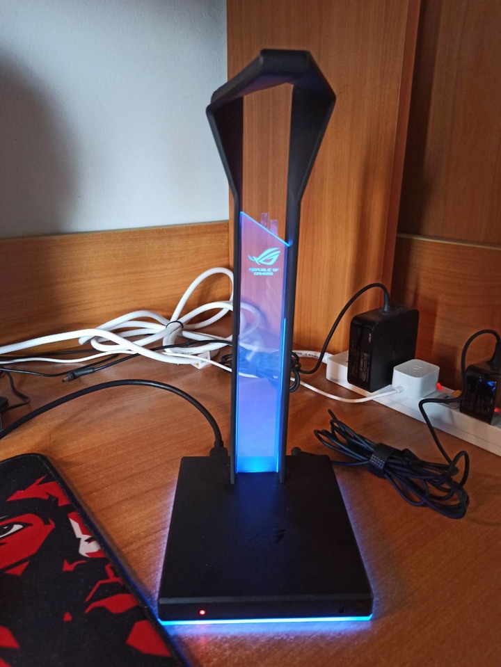 不只當耳機架,還是一張音效卡?!ROG Throne QI輕開箱