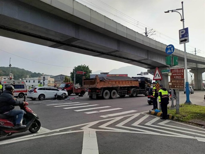 21歲淡水女騎士與車擦撞倒地 遭砂石車輾過爆頭慘死