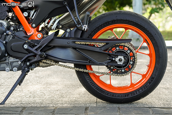 KTM 890 Duke R 公路與賽道試駕報告｜久違的血脈噴張二輪猛獸