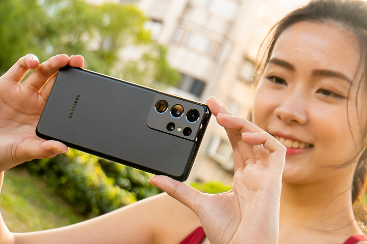 錄影誰強? Galaxy S21 Ultra vs iPhone 12 Pro Max同場景錄影對比