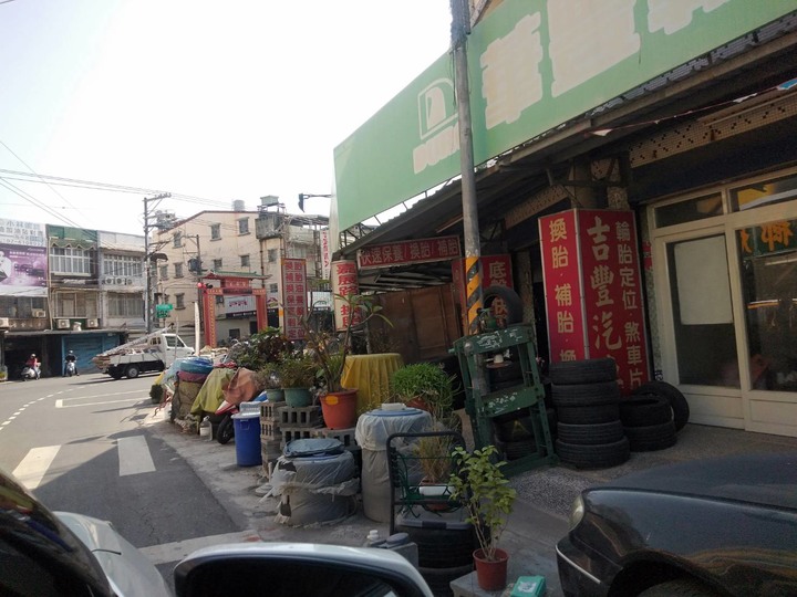 在梓官嘉展路口看到的陸霸，請問到底有沒有違規，為什麼找警察也沒有用？