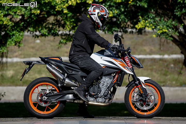 KTM 890 Duke R 公路與賽道試駕報告｜久違的血脈噴張二輪猛獸