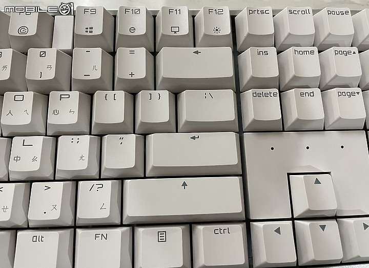 點我看大圖 德國工藝雪白信仰 Cherry MX Board 3.0S RGB 開箱