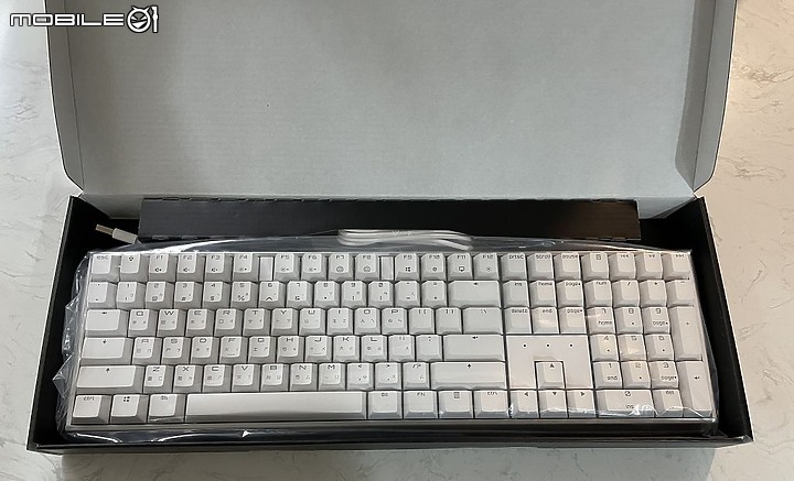 點我看大圖 德國工藝雪白信仰 Cherry MX Board 3.0S RGB 開箱
