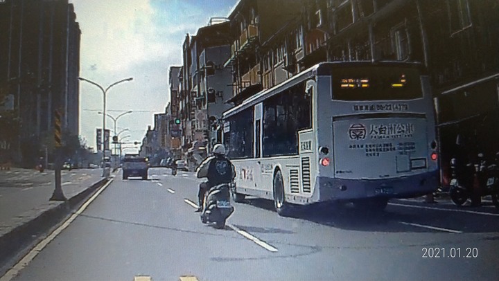 不開罰單理由百百種，未依規定使用方向燈