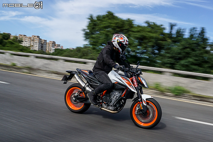 KTM 890 Duke R 公路與賽道試駕報告｜久違的血脈噴張二輪猛獸