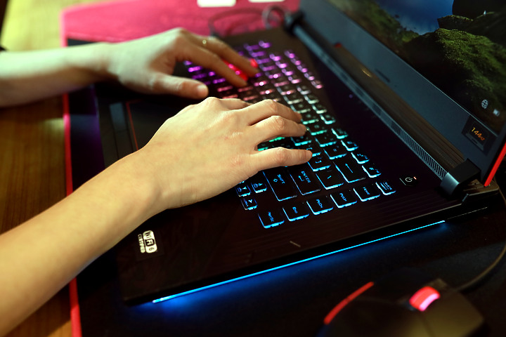 安太歲不如安太座-電馭粉G512開箱