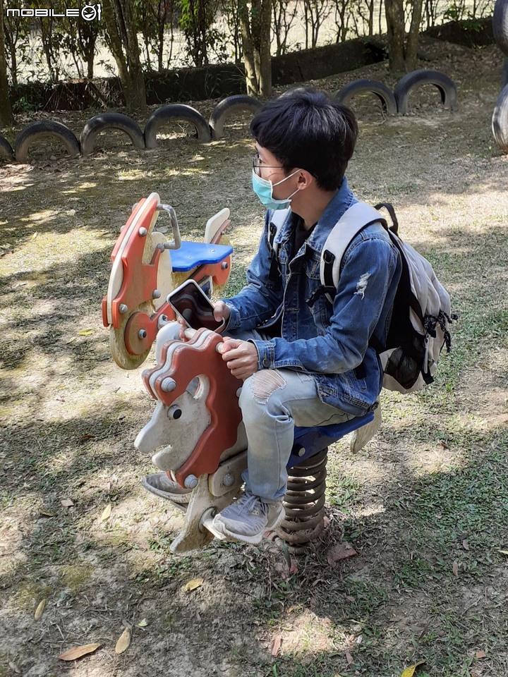 【小惡魔慶牛年】青青湖畔親水公園餵兔記、星願紫風車 | 台中中興嶺半日遊